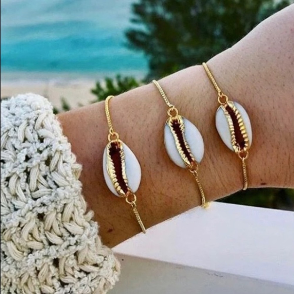 Gold dainty cowrie sea shell chain bracelet